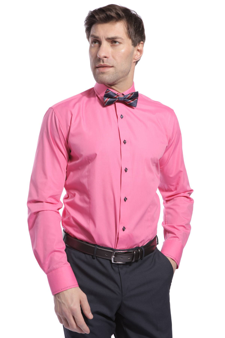 Мужчина в розовой рубашке